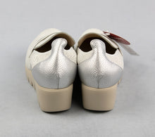 Load image into Gallery viewer, Wonders C33314 Plata White with Silver Heel