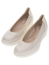 Load image into Gallery viewer, Ara Slip On Wedge Beige 12-50664-05