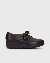 Load image into Gallery viewer, Wonders Black Wedge with Bow C-33159