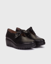 Load image into Gallery viewer, Wonders Black Wedge with Bow C-33159