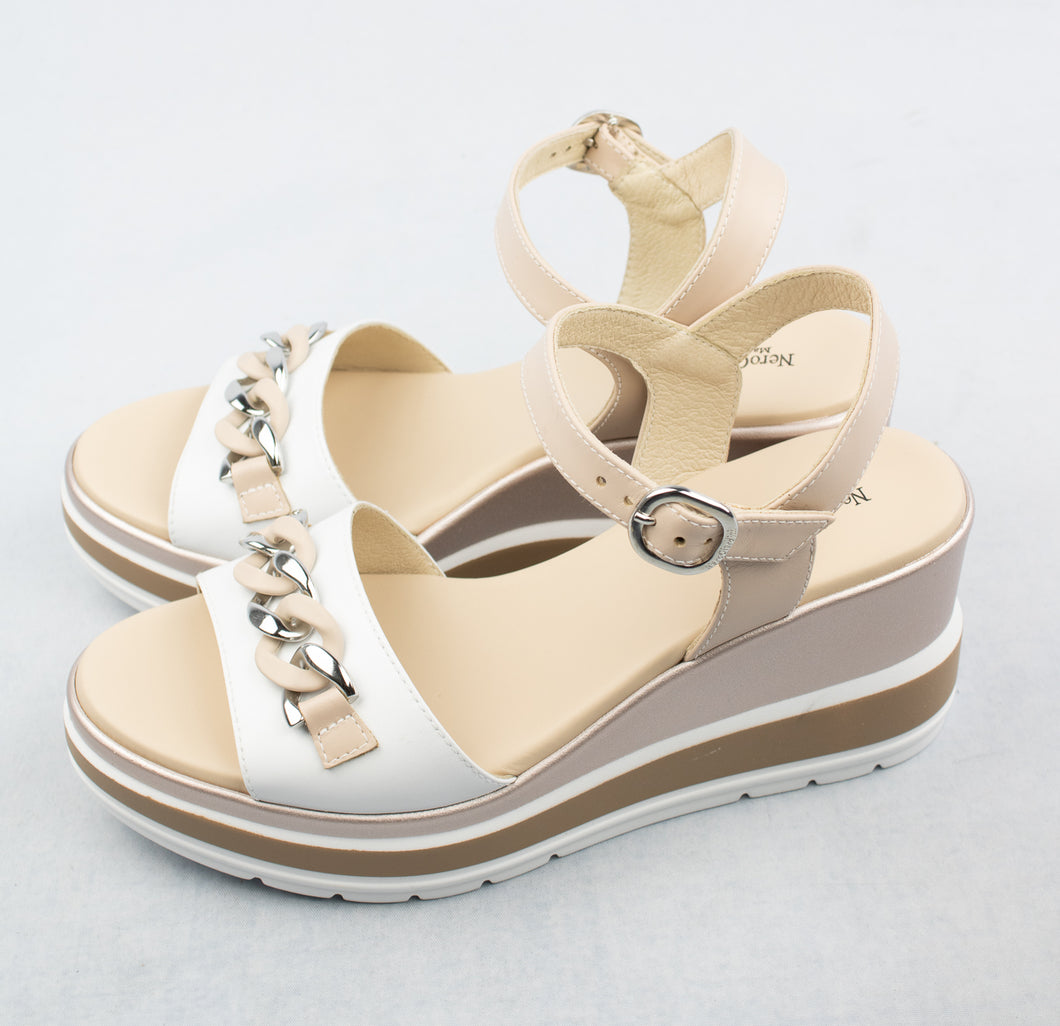 Nero Giardini E410530D | Wedge Sandals in White with Chain Detailing