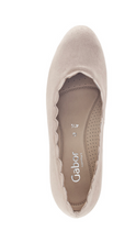 Load image into Gallery viewer, Gabor Beige Pumps 82.221.14