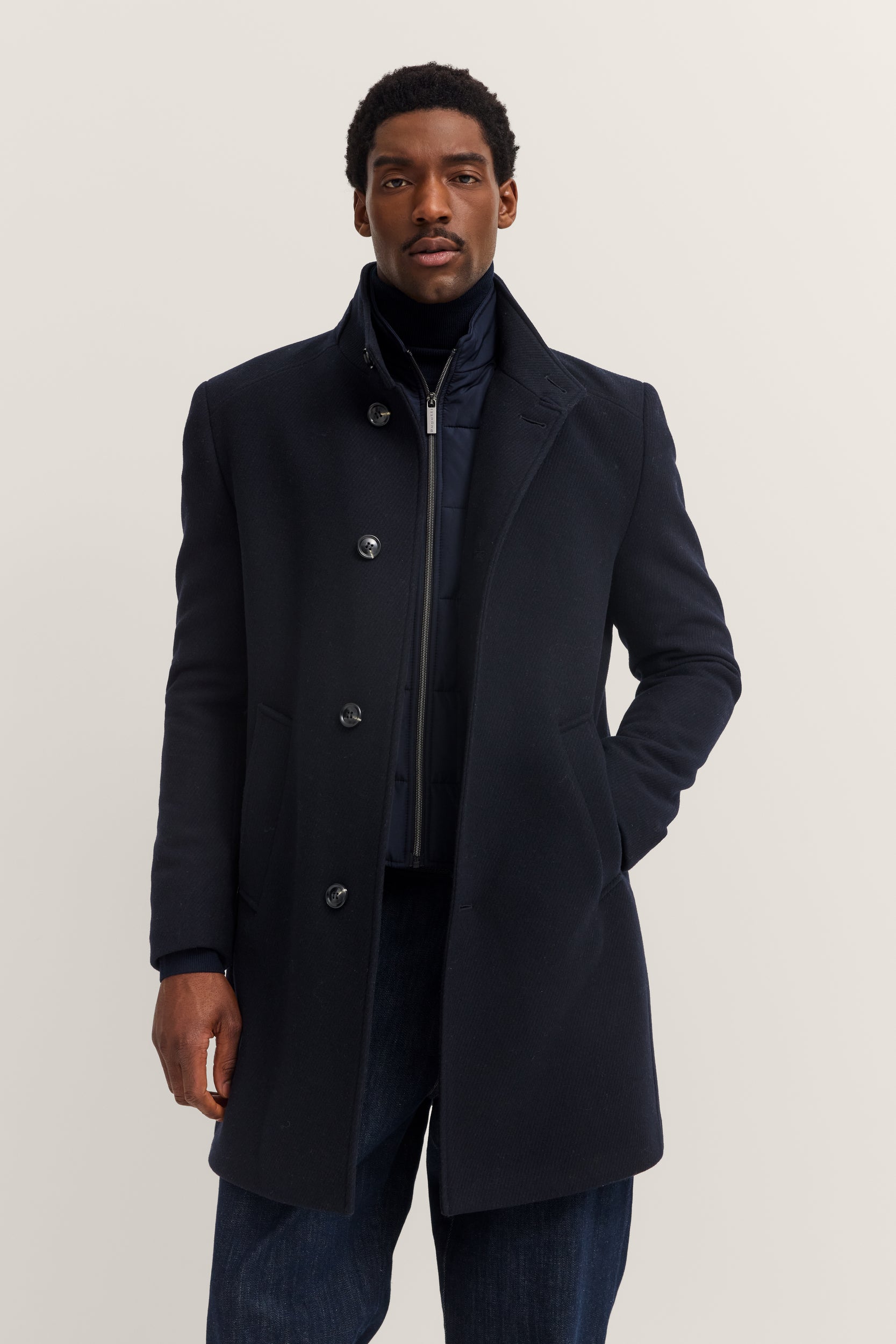 【bugatti】ネイビーベルテッドコート Coat with faux fur collar and stretch with removable vest in navy